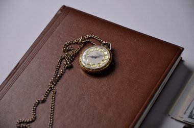 Altın bayanlar izle üstünde kahverengi defter