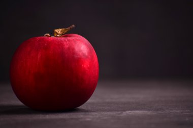 güzel kırmızı elma yazı tahtası üzerinde bir bıçak ile