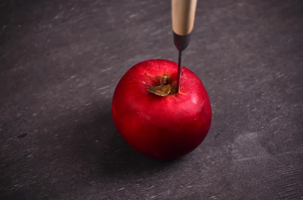 Hermosa manzana roja con un cuchillo en pizarra — Foto de Stock