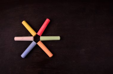 kaldırım tebeşir siyah bir arka plan üzerinde renkli