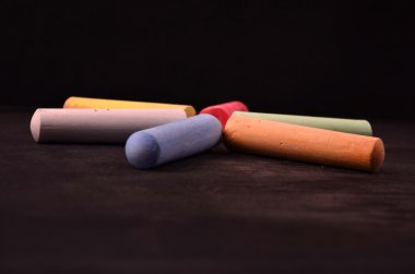 kaldırım tebeşir siyah bir arka plan üzerinde renkli