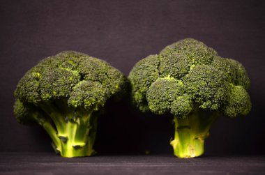 Brokoli siyah bir zemin üzerine