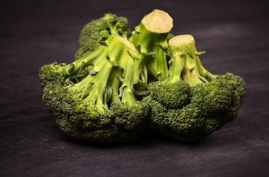 Brokoli siyah bir zemin üzerine