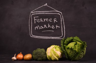 lahana, karnabahar, brokoli patates, soğan, sarımsak ve el işareti ferme Pazar çizilmiş