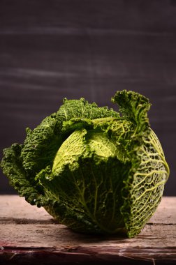 Organik savoy lahana ahşap arka plan üzerinde kapat