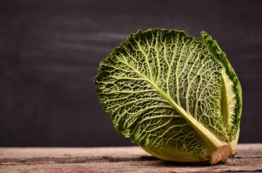 Organik savoy lahana ahşap arka plan üzerinde kapat