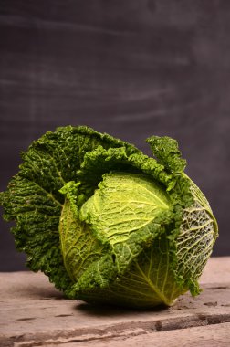 Organik savoy lahana ahşap arka plan üzerinde kapat