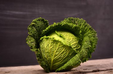 Organik savoy lahana ahşap arka plan üzerinde kapat