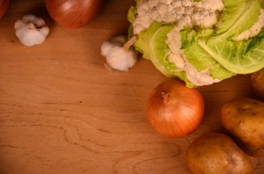 boyalı ahşap masa üzerinde renkli sebze çeşitli. Üstten Görünüm. metin için yer