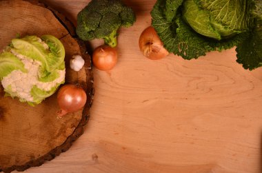  renkli sebze lahana, karnabahar, brokoli, patates, soğan ahşap masa üzerinde. Üstten Görünüm. metin için boş alan