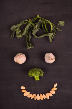 siyah zemin üzerinde sebze gelen komik surat