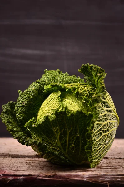 Organik savoy lahana ahşap arka plan üzerinde kapat