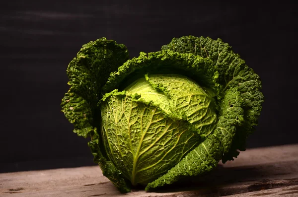 Organik savoy lahana ahşap arka plan üzerinde kapat