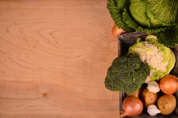 A variety of colorful vegetables on painted wooden table. top view. space for text — Stock Photo, Image