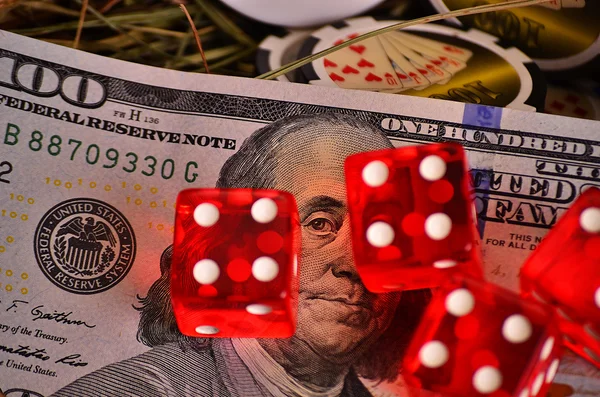 Poker fişleri ve konyak cam ile para — Stok fotoğraf