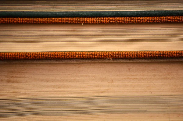 暖かい光を持つ木製テーブルに古物書籍 — ストック写真