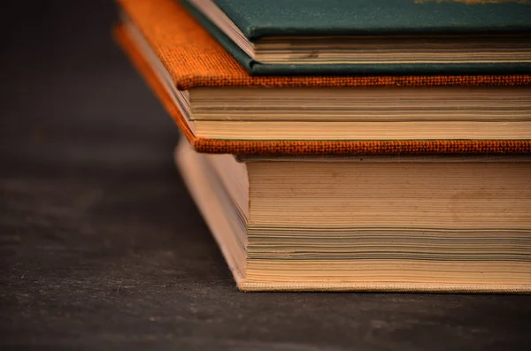 Antikvariska böcker på träbord med varmt ljus — Stockfoto