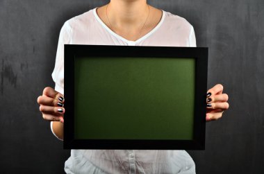 Seksi kız ben fotoğraf çerçevesi ile yeşil geri alarak zemin