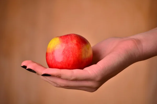Mano con manzana roja / manzana / mano — Foto de Stock