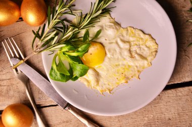 Altın yumurta ahşap arka plan günü kahvaltıda omlet