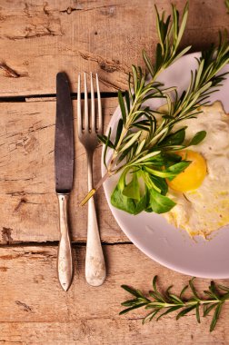 Altın yumurta ahşap arka plan günü kahvaltıda omlet