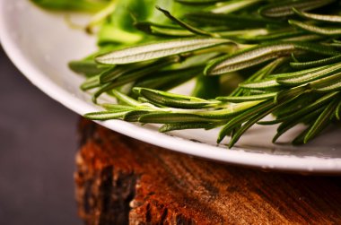 Tahtaya bağlanmış biberiye