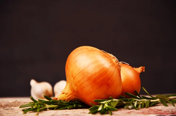 Orangen Zwiebeln auf rustikalem Holz Hintergrund — Stockfoto