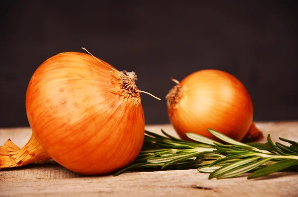 Orange onions on rustic wood background — Stock Photo, Image
