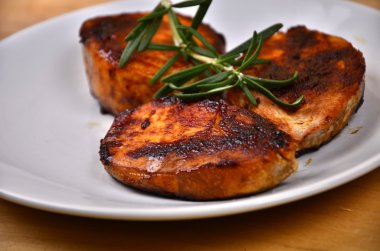 Rosemary ile dekore edilmiş bir daire Beyaz tabak içinde sulu Külbastı