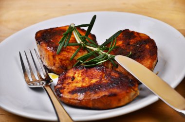 Rosemary ile dekore edilmiş bir daire Beyaz tabak içinde sulu Külbastı