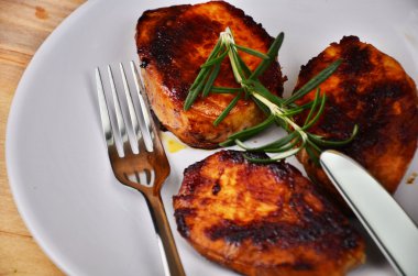 Rosemary ile dekore edilmiş bir daire Beyaz tabak içinde sulu Külbastı