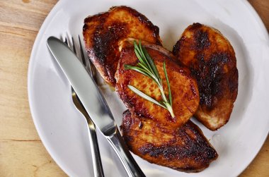 Rosemary ile dekore edilmiş bir daire Beyaz tabak içinde sulu Külbastı