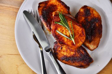 Rosemary ile dekore edilmiş bir daire Beyaz tabak içinde sulu Külbastı