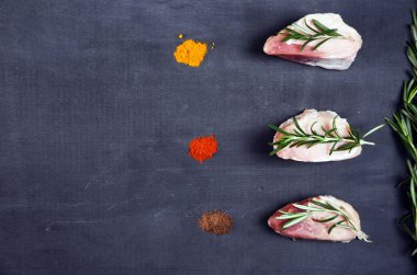 Koyu ahşap masada çiğ biftek..