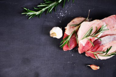 Koyu ahşap masada çiğ biftek..