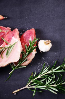 Koyu ahşap masada çiğ biftek..