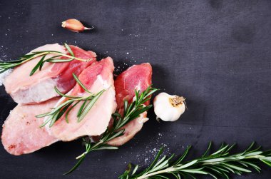 Koyu ahşap masada çiğ biftek..