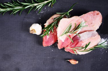 Koyu ahşap masada çiğ biftek..