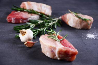 Koyu ahşap masada çiğ biftek..