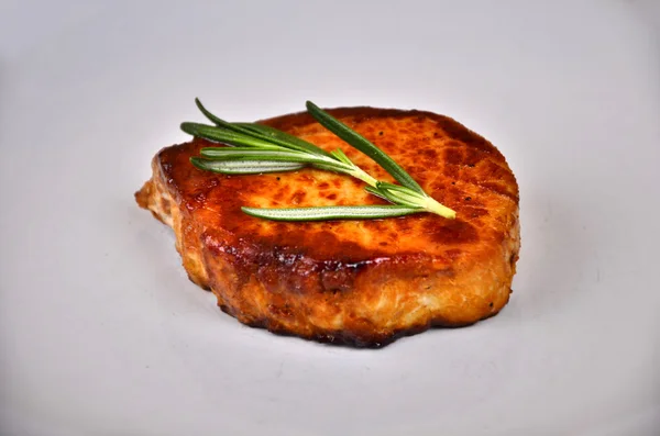 Steak sayap juicy dalam lingkaran putih piring dihiasi dengan rosemary — Stok Foto