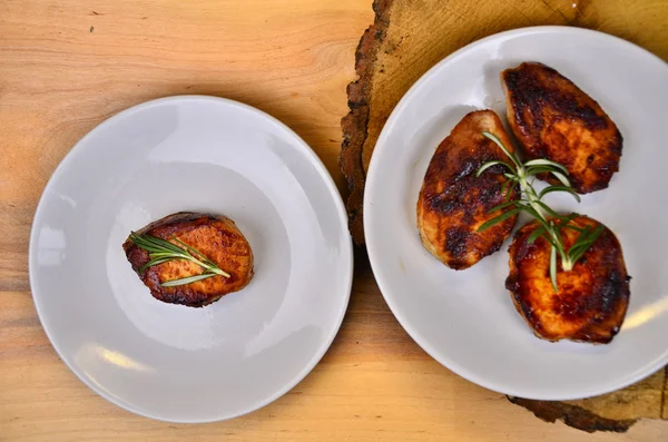 Steak sayap juicy dalam lingkaran putih piring dihiasi dengan rosemary — Stok Foto