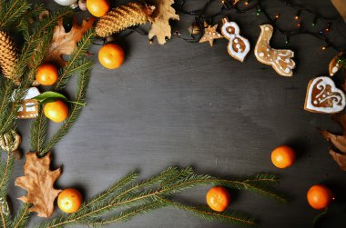 Sonbaharın dekorasyon ile Noel arka plan ağaç ve çerezleri dalları ahşap tahtaya bırakır.