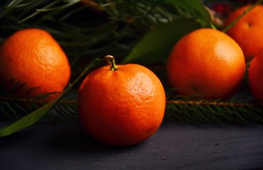 Noel ağacı, Kuru turuncu ve gri sıva yüzeyi üzerinde şeker ile Noel dekor içinde yapraklarla mandalina. Üstten Görünüm.