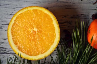 Portakal ve köknar ağacı dalları ahşap arka plan üzerinde. Doğal Noel dekor