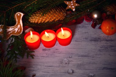  Noel ligts Noel ağacı ve mandalina atmosferik ışık ile kırmızı mumlar