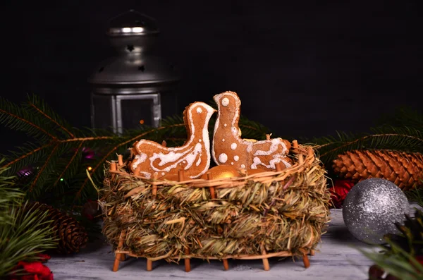 Gingerbread cookies of birds on the nest with Golden eggs and Christmas decoration on wooden table background — Stock Photo, Image