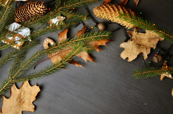 Fundo de Natal com decorações de folhas de outono ramos de árvore e biscoitos em quadro-negro de madeira — Fotografia de Stock
