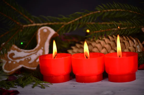 Noel ligts Noel ağacı ve mandalina atmosferik ışık ile kırmızı mumlar — Stok fotoğraf