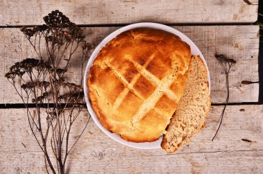 Fırından yeni çıkmış bir rustik ahşap masaya servis ekşi hamur çavdar ekmeği somun.