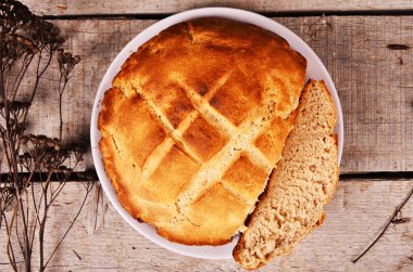 Fırından yeni çıkmış bir rustik ahşap masaya servis ekşi hamur çavdar ekmeği somun.